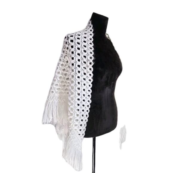 Vintage 60s White Acrylic Crocheted Fringed Shawl Hippy Bohemian Grannycore EUC - Picture 3 of 6